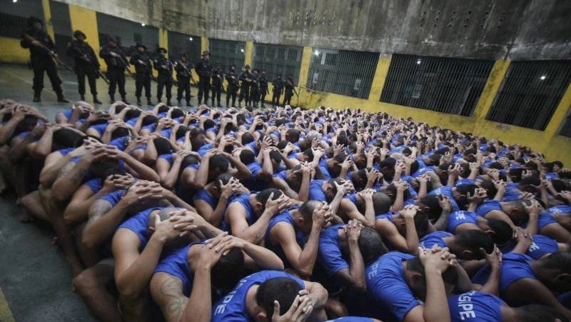 Imagem mostra detentos de presídio no Pará sentados em patío.